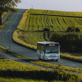 Ærøs gratis bus kører på Drejbakkerne ved Marstal